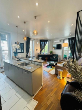 Modern cozy flat in the Marais Parking